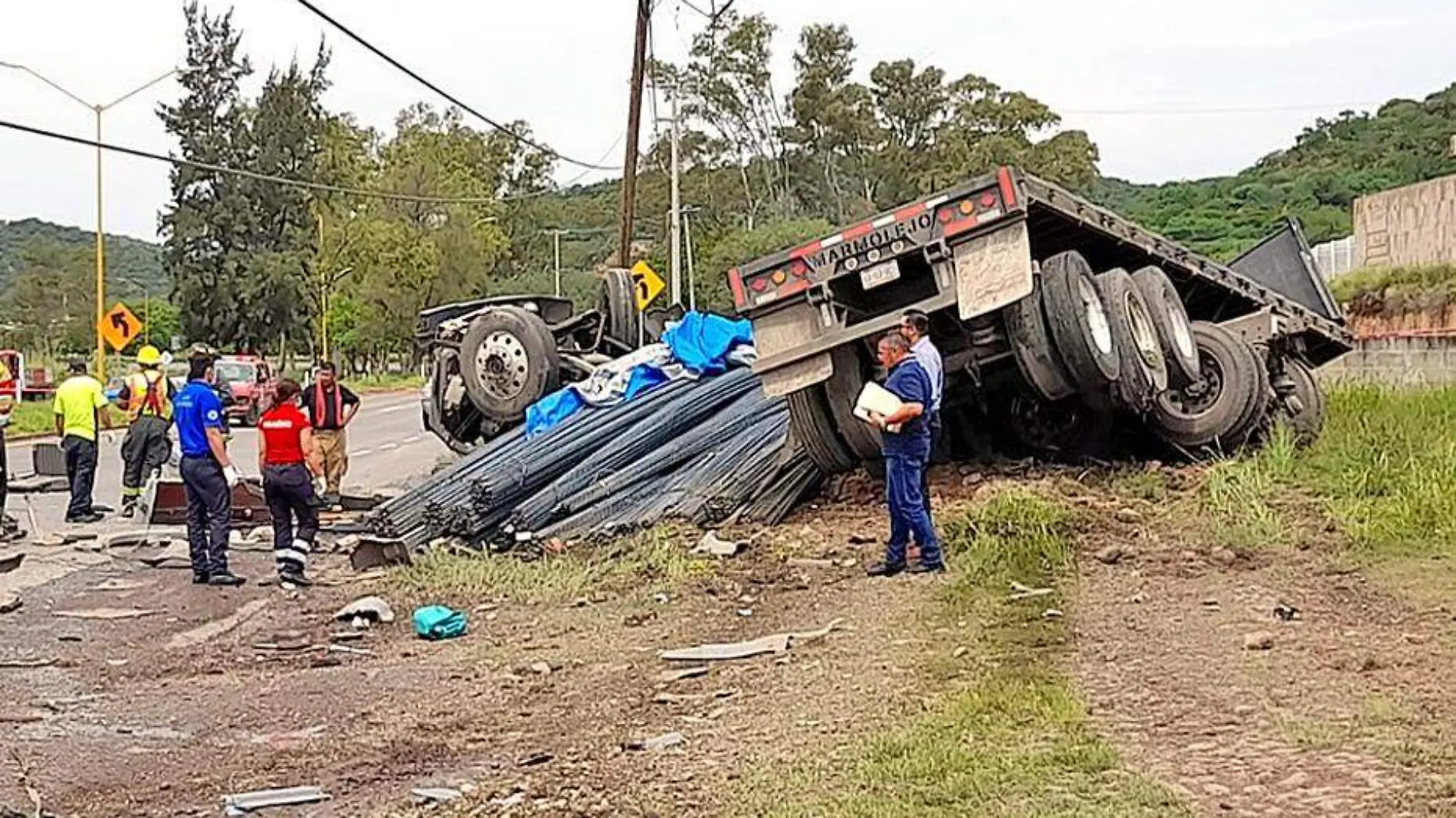 camion transportador de varillas volteado